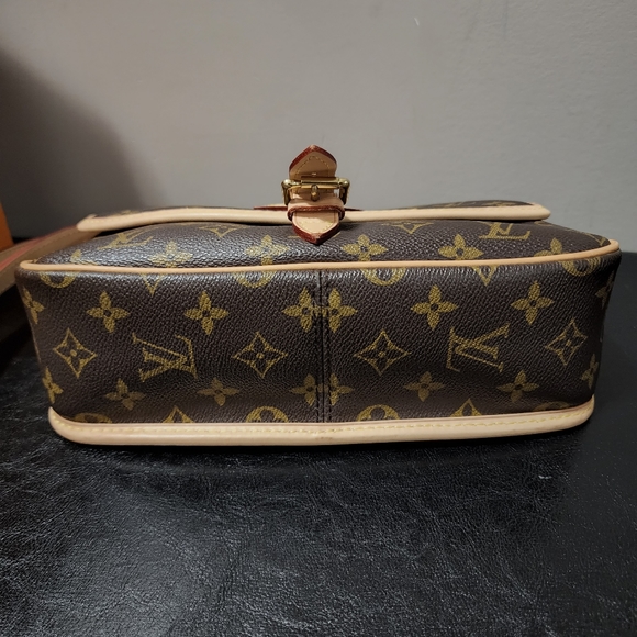 ❌️❌️SOLD❌️❌️ Louis Vuitton Sologne - Picture 9 of 16